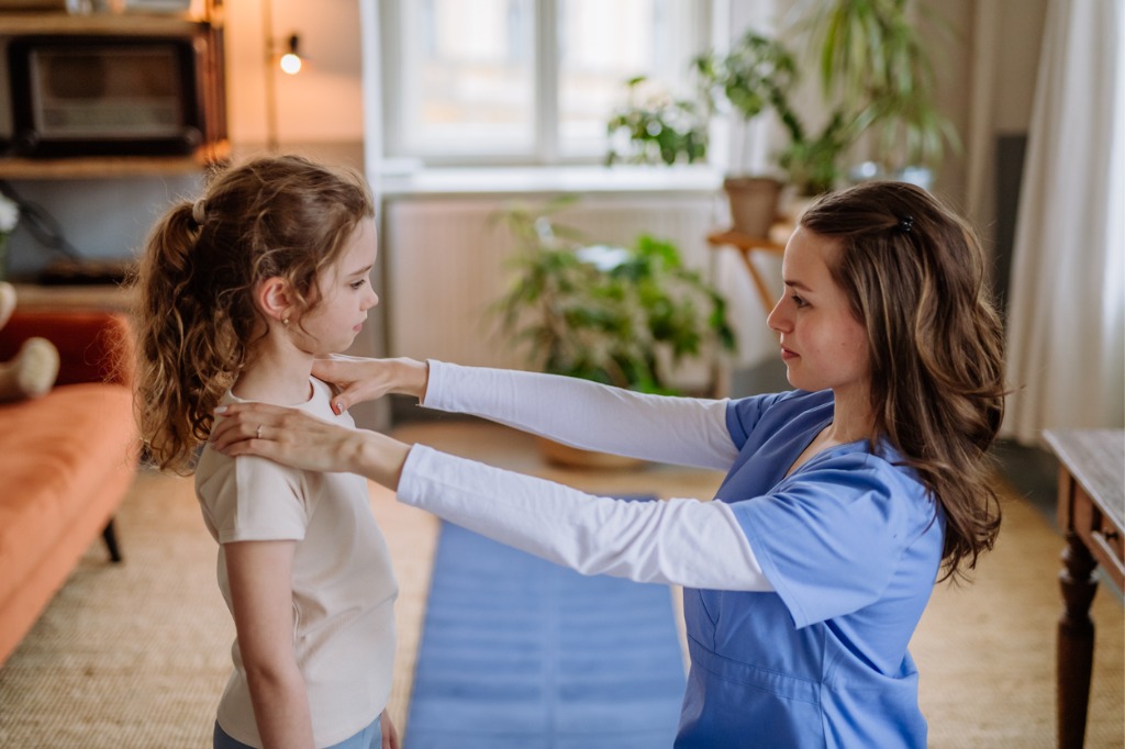 spotting-the-signs-a-parents-guide-to-scoliosis-screening-at-home